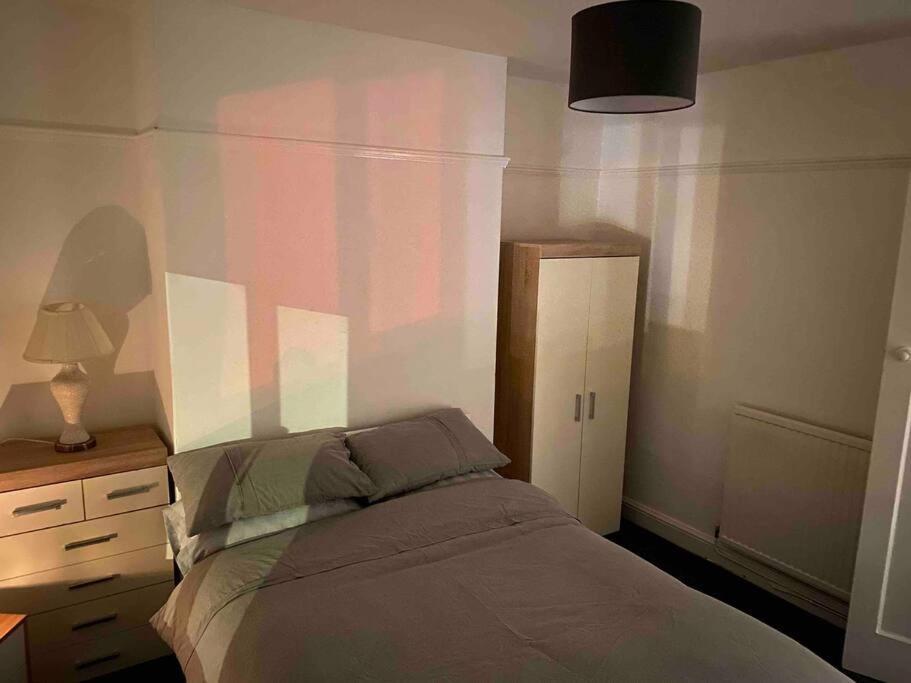 Spacious 2 Bed Apartment, Close To Village Shops Cardiff Exteriör bild